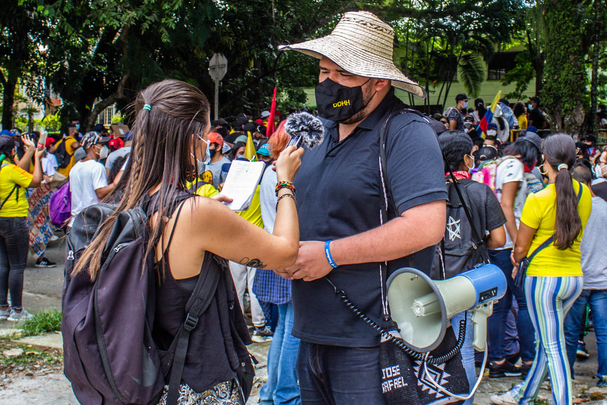 Marta Trejo _ entrevistando defensor DDHH