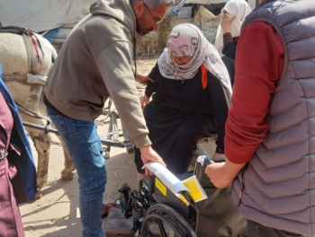 Mujer en silla de ruedas Gaza