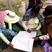 Mujeres Trabajando en un Taller