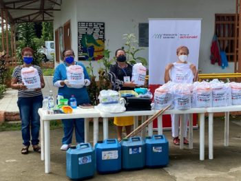 Tumaco kits para el centro de personas mayores