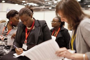 Delegadas participando en una cumbre global