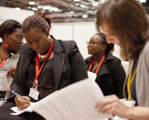 Delegadas participando en una cumbre global