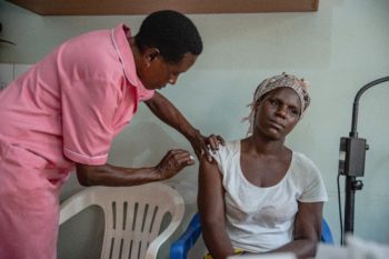 Exigimos que África reciba las dosis de vacunas prometidas