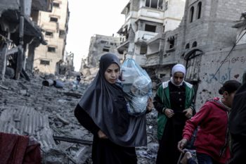 Mujeres y niños en Gaza tratan de ponerse a salvo