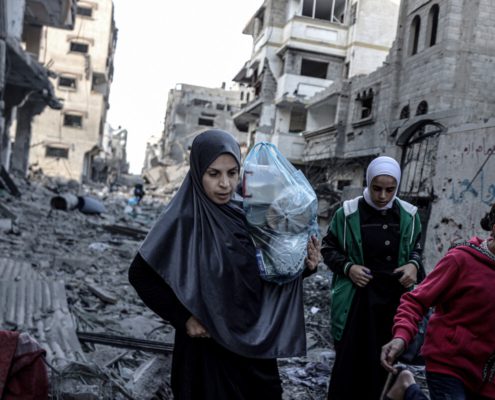 Mujeres y niños en Gaza tratan de ponerse a salvo