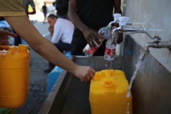 Falta de agua en Gaza. Civiles recogían agua tras el comienzo de los bombardeos