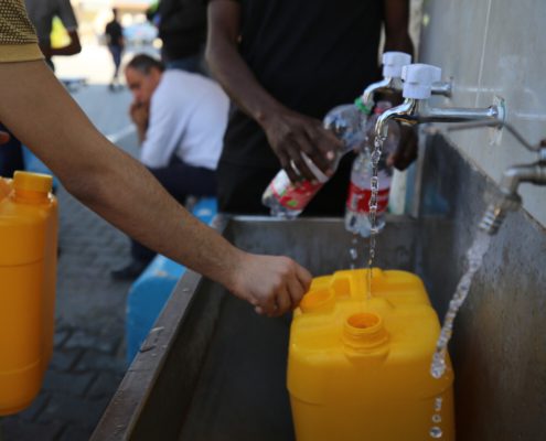 Falta de agua en Gaza. Civiles recogían agua tras el comienzo de los bombardeos