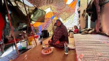 Somaya, embarazada, refugiada con su familia en una escuela cerca de la ciudad de Deir al Balah (Gaza).