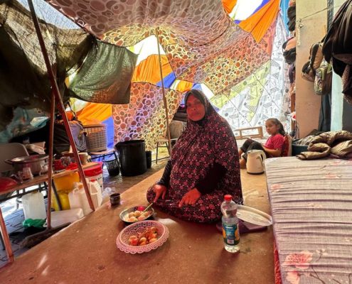 Somaya, embarazada, refugiada con su familia en una escuela cerca de la ciudad de Deir al Balah (Gaza).