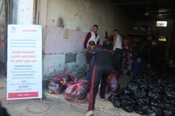 Distribución de ayuda para evitar la desnutrición en niños y niñas en Gaza