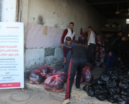 Distribución de ayuda para evitar la desnutrición en niños y niñas en Gaza
