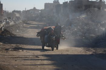 Personas desplazadas regresando durante el anterior alto el fuego en Gaza