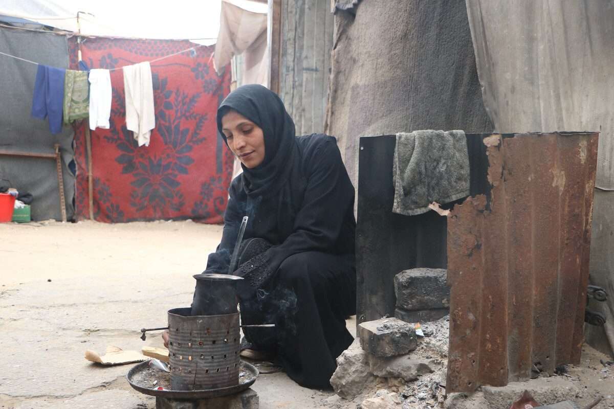 Mujer cocinando en un campamento de refugiadas en Gaza