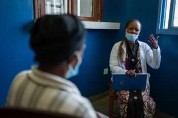 Crisis ébola. Una agente de Promoción de la Salud atendiendo a una mujer