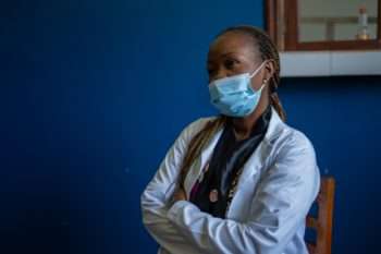 Hélène, agente de salud que atiende mujeres en medio de la crisis del ébola