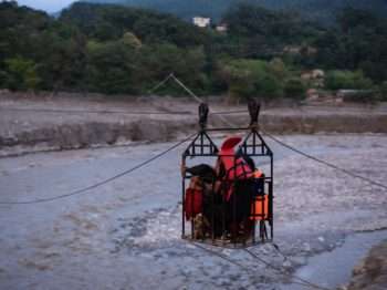 Cruzando el río en Nepal