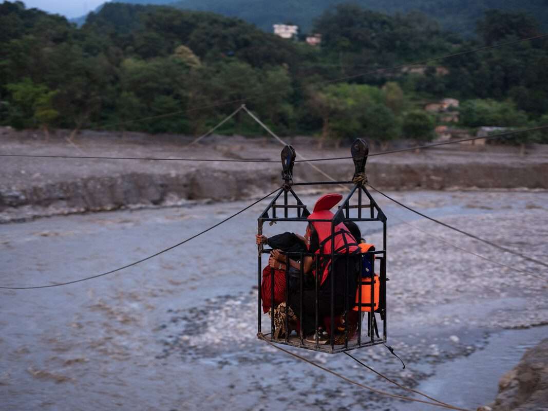 Cruzando el río en Nepal 