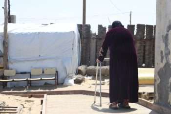 mujer con andador en Gaza