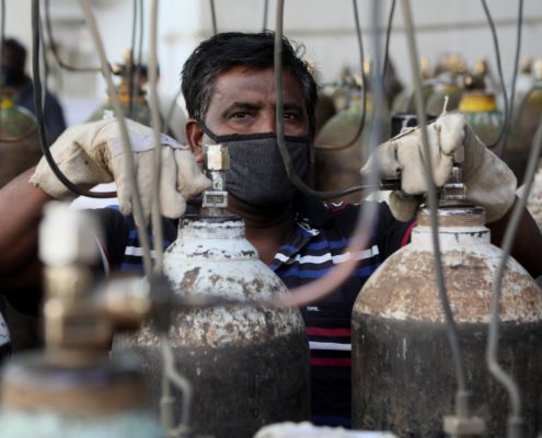 New,Delhi,,India,,April,21,,2021:,Worker,Refilling,Medical,Oxygen